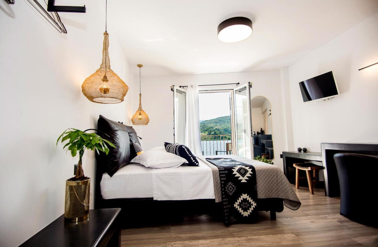 A & B Minimal Suite Ιι With Sea View In Argostoli Exterior foto